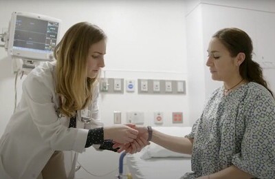 Кодирование Аквилонг в Ступино Врач держит пациентку за руку