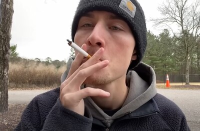 Лечение зависимости от табакокурения в Ступино Мужчина с сигаретой делает затяжку