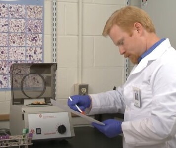 Клиника лечения наркозависимости в Ступино Врач в кабинете клиники