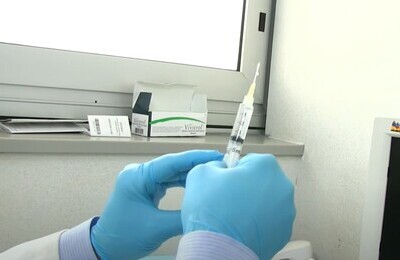 Проведение кодирования Вивитролом в Ступино Шприц с Вивитролом в руках у врача